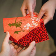  Lai See, kleine Kärtchen mit Geldscheinen werden zum Chinese New Year verschenkt (c) Hong Kong Tourism Board